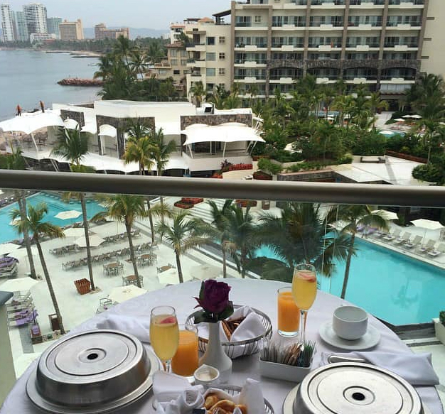 Breakfastoverthepool